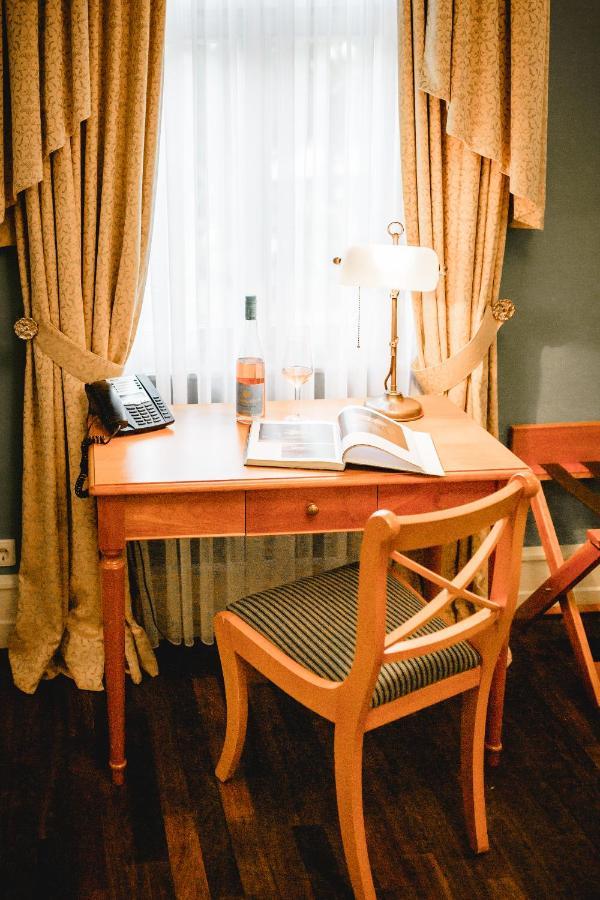 Residenz Weingut Schloss Reinhartshausen Bed & Breakfast Eltville am Rhein ภายนอก รูปภาพ