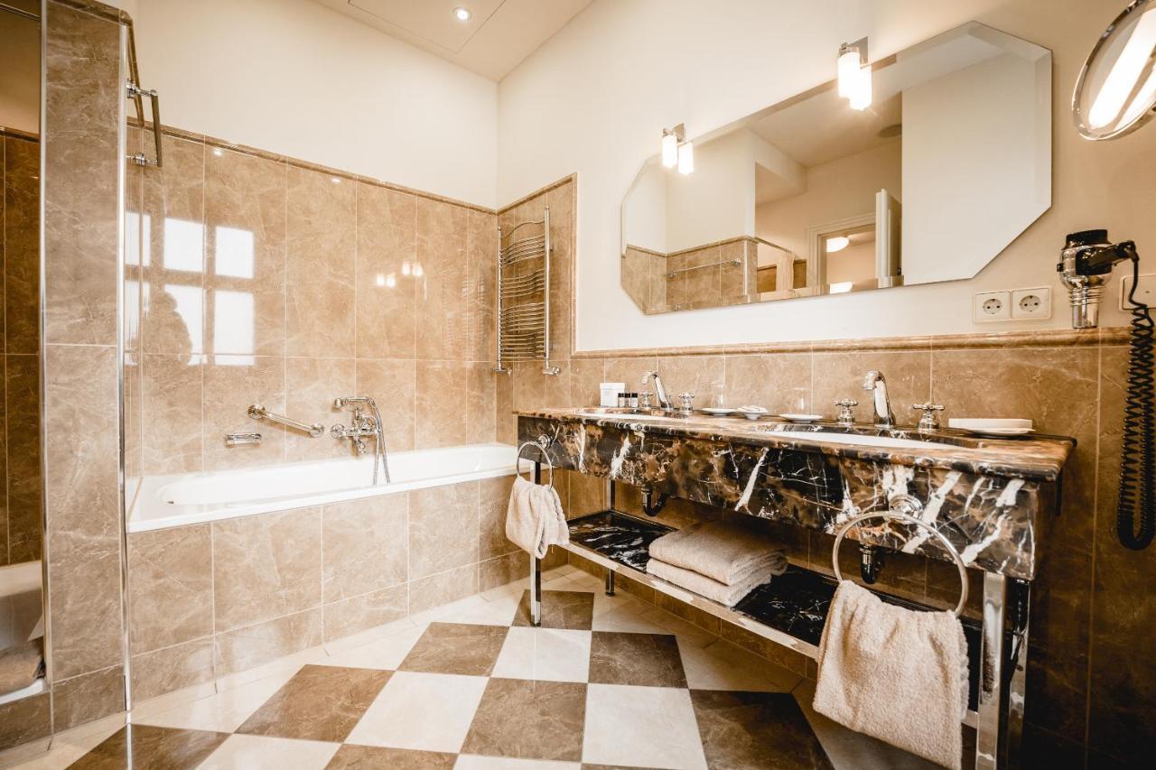 Residenz Weingut Schloss Reinhartshausen Bed & Breakfast Eltville am Rhein ภายนอก รูปภาพ