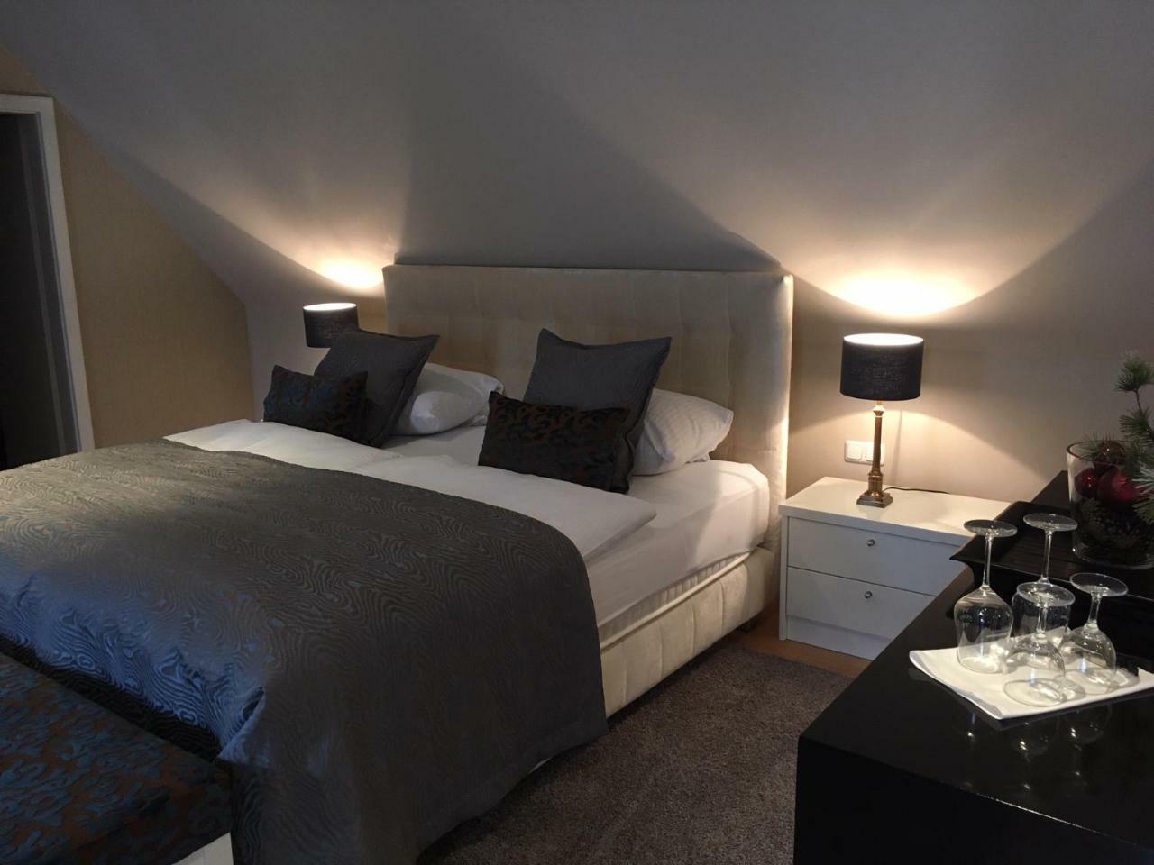 Residenz Weingut Schloss Reinhartshausen Bed & Breakfast Eltville am Rhein ภายนอก รูปภาพ